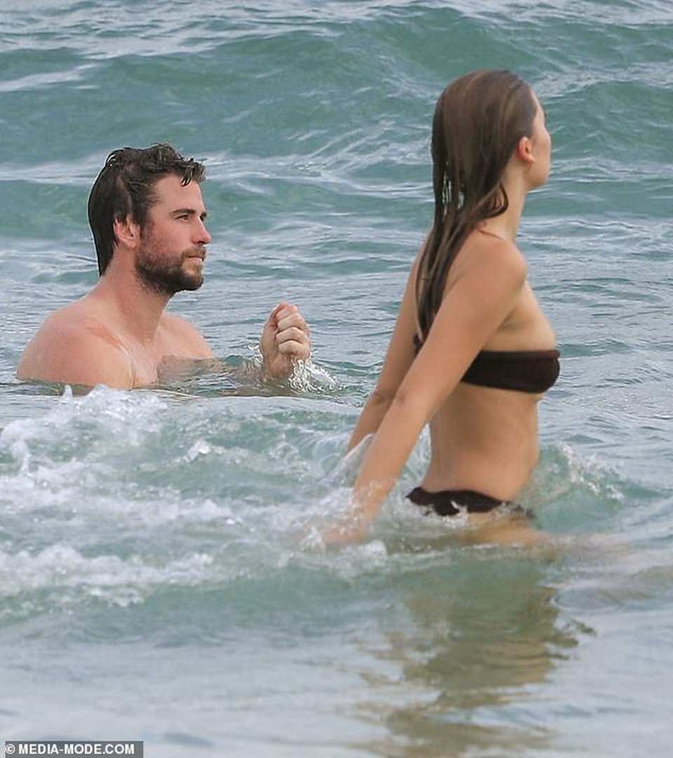 Liam Hemsworth đi tắm biển cùng bạn gái gợi cảm - 4 Liam Hemsworth đi tắm biển cùng bạn gái gợi cảm - 4