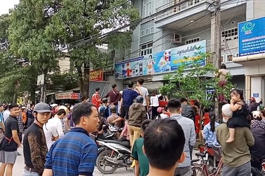 Hàng trăm người dân hiếu kỳ tập trung xem cơ công an kiểm tra tụ điểm của "Hội thánh Đức Chúa Trời"