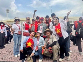 NSND Xuân Bắc đến thăm dàn nghệ sĩ hợp luyện ở Quảng trường Ba Đình - 3