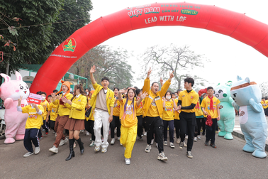 2.000 học sinh tỉnh Thái Nguyên đi bộ góp quỹ học bổng