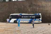 F0 trèo tường rào trốn viện, bắt ô tô khách trở về quê