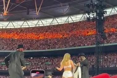 Taylor Swift gây sốc vì mang bạn trai lên sân khấu biểu diễn