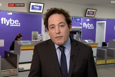 MC chảy máu trong bản tin trực tiếp vì lỡ... cạo râu ngay trước khi lên sóng