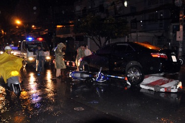 Cày tung rào chắn, “xế hộp” cuốn xe máy vào gầm