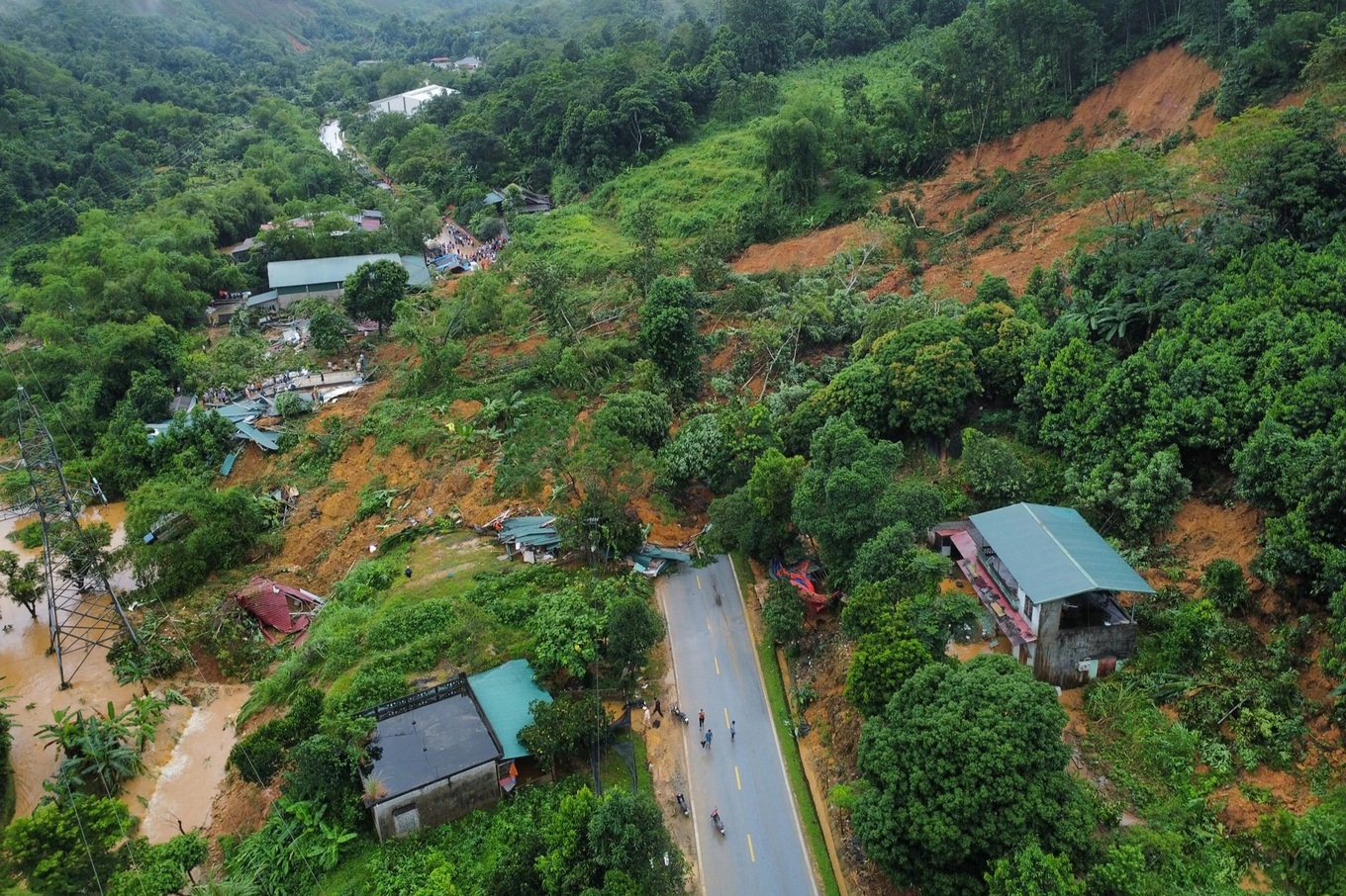 1. Chính phủ ban hành công điện về khẩn trương khắc phục sự cố sạt lở tại Hà Giang.