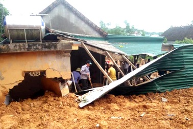 Nghệ An 7 người chết vì mưa lũ, nhiều vùng bị cô lập