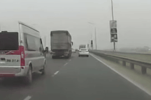 Xe tải chèn ép ô tô con lao vào vệ đường rồi bỏ chạy gây phẫn nộ