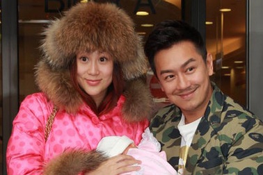 Vợ chồng Trần Hạo Dân được ký giả “săn đón” khi xuất viện