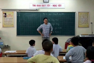 Chân dung thầy giáo nhảy điệu "con gà" dạy học sinh tiểu học hát
