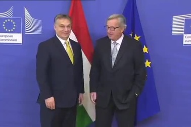 Thủ tướng Hungary Viktor Orban bắt tay chủ tịch Ủy ban châu Âu Jean-Claude Juncker