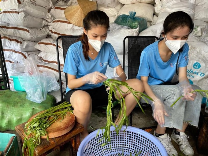 Tiểu Vy, Ngọc Thảo chạy xe máy giao cơm cho lực lượng tuyến đầu chống dịch - Ảnh 1.