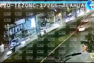 Khoảnh khắc sập cầu, tàu điện lao xuống đường ở Mexico