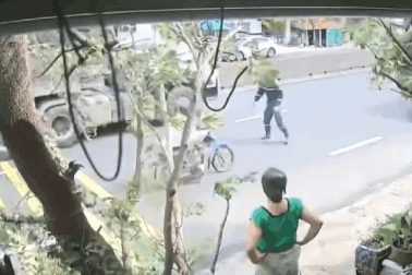 Chiến sĩ Công an TPHCM phản xạ trong tích tắc, cứu nữ sinh trước mũi xe tải