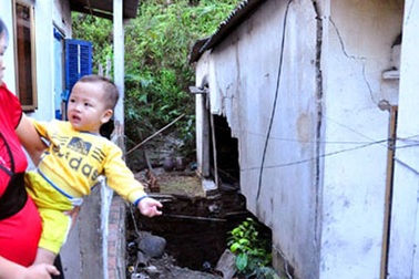 Sụt lún đất bất thường “nuốt” nhà dân