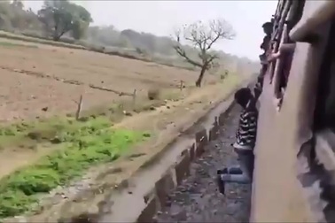 Nam thanh niên suýt chết vì chụp ảnh "sống ảo" khi tàu đang chạy