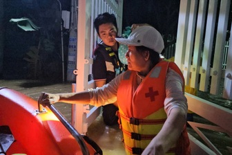 Đêm không ngủ cứu người mắc kẹt nơi rốn lũ Hàm Thắng ở Lâm Đồng