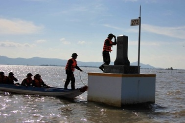 Theo chân bộ đội biên phòng nơi cửa khẩu