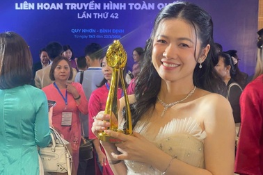 Oanh Kiều xúc động khi đoạt giải thưởng lớn đầu tiên trong sự nghiệp