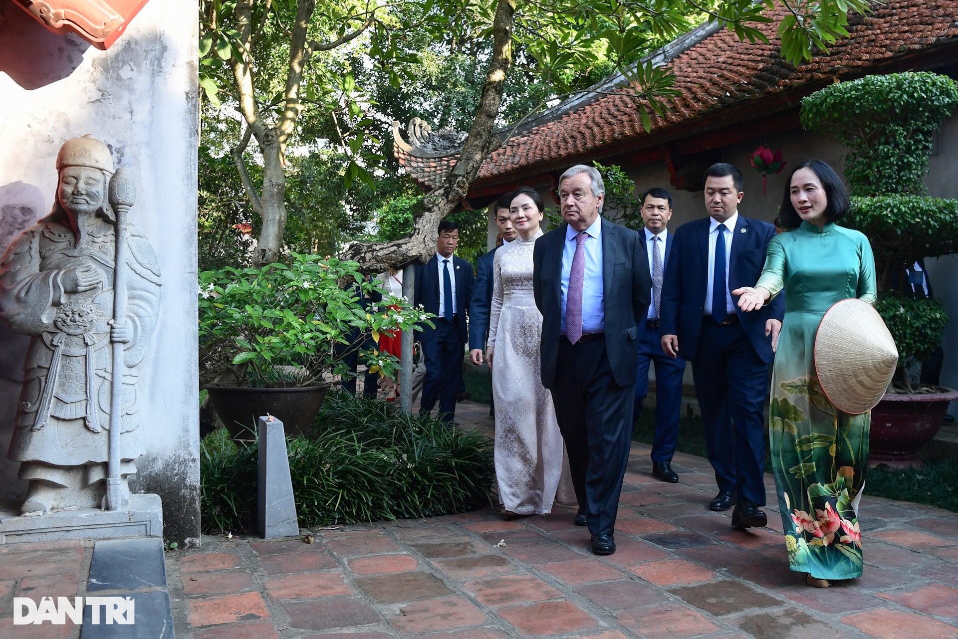 Tổng thư ký Liên hợp quốc thăm Văn Miếu, đi dạo hồ Hoàn Kiếm - 11