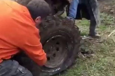 Có thể bạn không tin: Bơm lốp xe bằng bật lửa