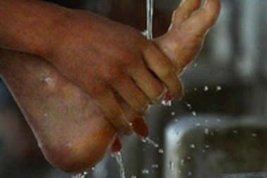 Vợ thiêu sống chồng vì chân bẩn lên giường