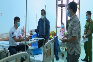 Bị xử lý lấn chiếm lòng đường, một phụ nữ cầm dao đâm cán bộ trật tự đô thị