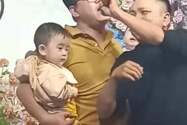Ông bố Hải Phòng hai tay bế hai con vẫn quẩy đám cưới cực sung gây sốt mạng
