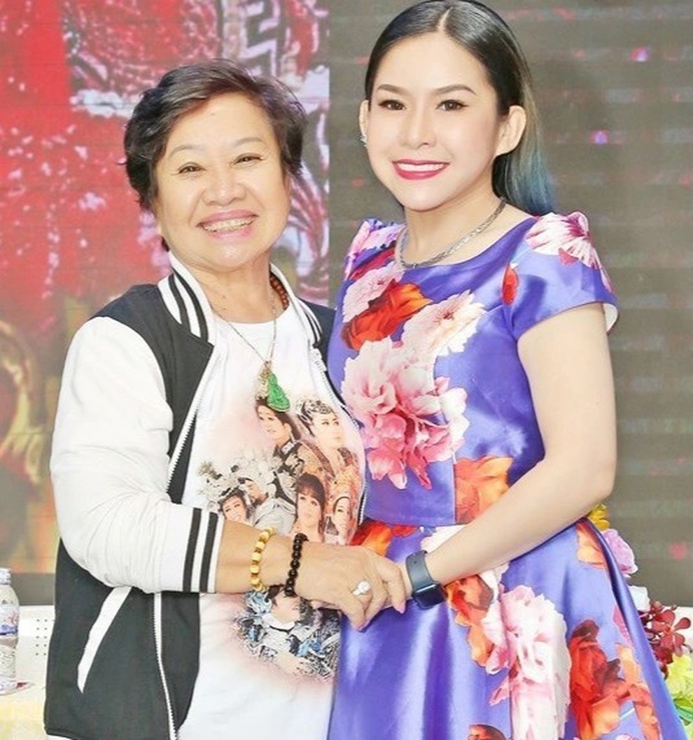 Việt Hương tất tả lúc nửa đêm giúp Bình Tinh lo tang lễ cho mẹ Bạch Mai - 1