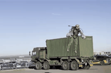 Cận cảnh bộ đồ đặc biệt giúp binh sĩ Anh "bay lượn như chim"