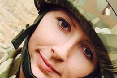 Anh: Nữ quân nhân say rượu tấn công tình dục nam lính canh