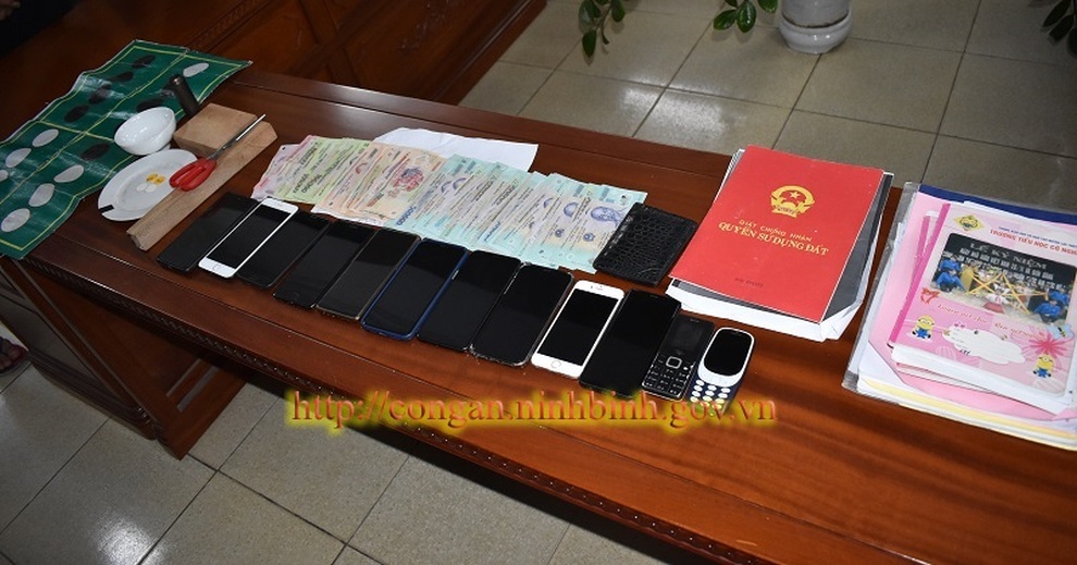 10 con bạc say sưa xóc đĩa, sát phạt nhau giữa mùa dịch - 2 10 con bạc say sưa xóc đĩa, sát phạt nhau giữa mùa dịch - 2