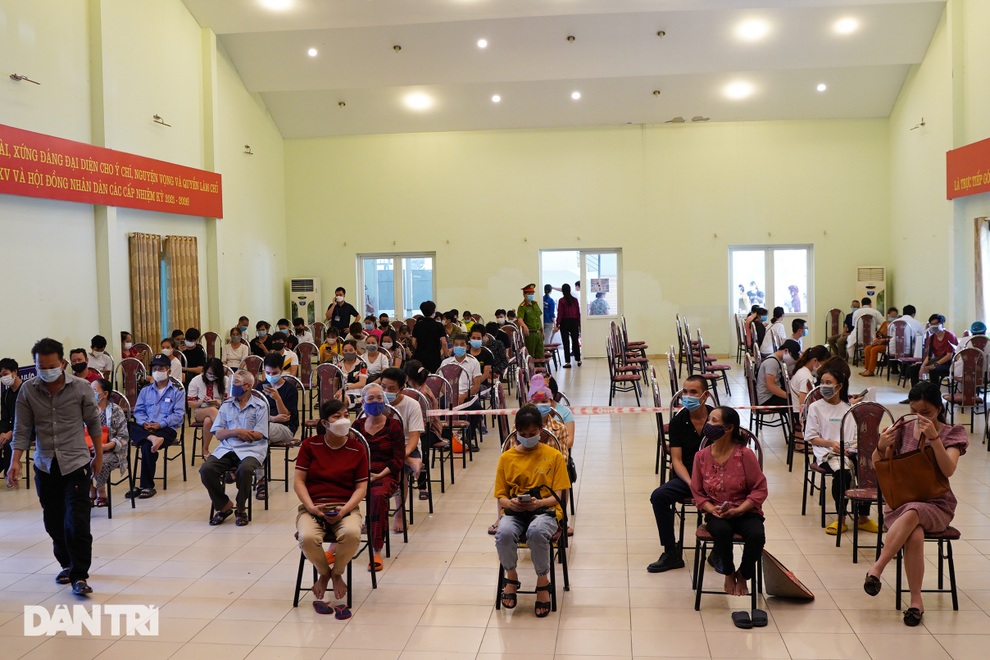 Người dân xếp hàng dài cả trăm mét chờ test nhanh và tiêm vắc xin ở Hà Nội - 12 Người dân xếp hàng dài cả trăm mét chờ test nhanh và tiêm vắc xin ở Hà Nội - 12
