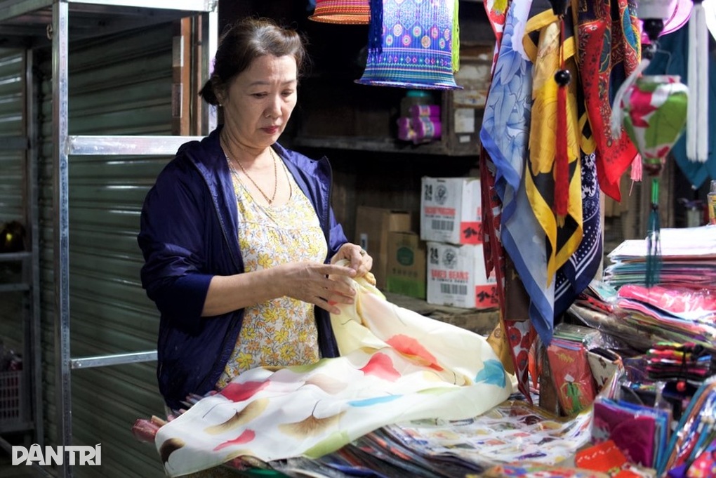 Khung cảnh khác thường ở chợ Hội An, thương lái nặng nỗi lo sau lũ - 1 Khung cảnh khác thường ở chợ Hội An, thương lái nặng nỗi lo sau lũ - 1