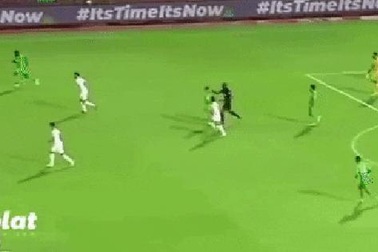 Trọng tài đấm cầu thủ ngay trên sân vì... nhiều lời