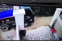 Nghi án tài xế xe tải lùi xe cán chết cháu bé hơn 1 tuổi rồi phi tang xác