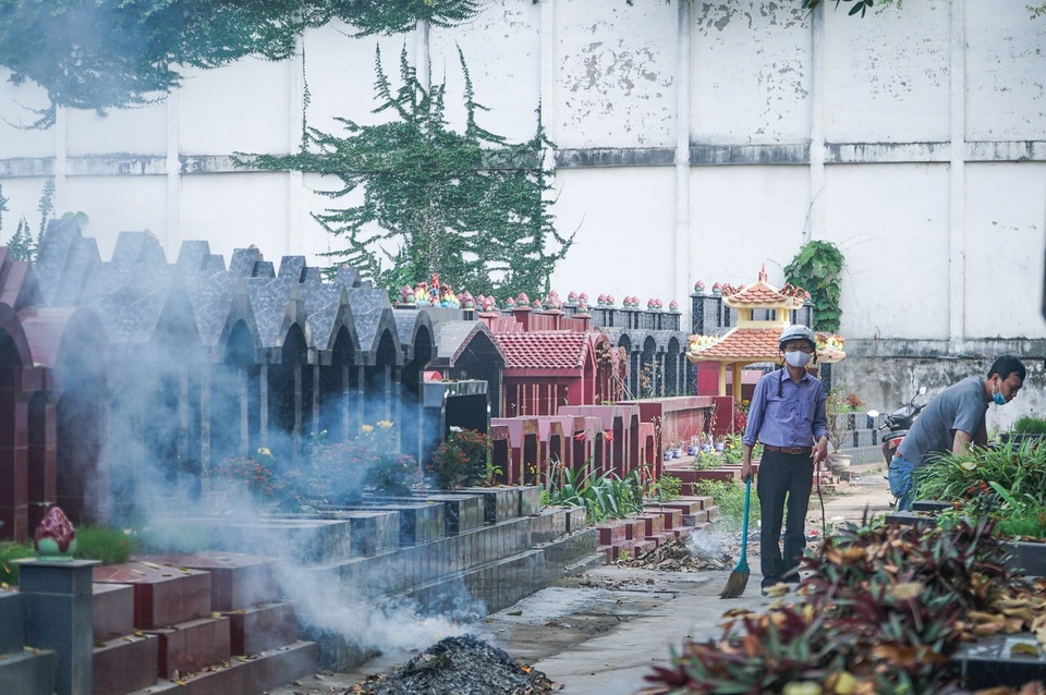 Nhiều người dân đi tảo mộ dịp Tết Thanh minh - 3 Nhiều người dân đi tảo mộ dịp Tết Thanh minh - 3