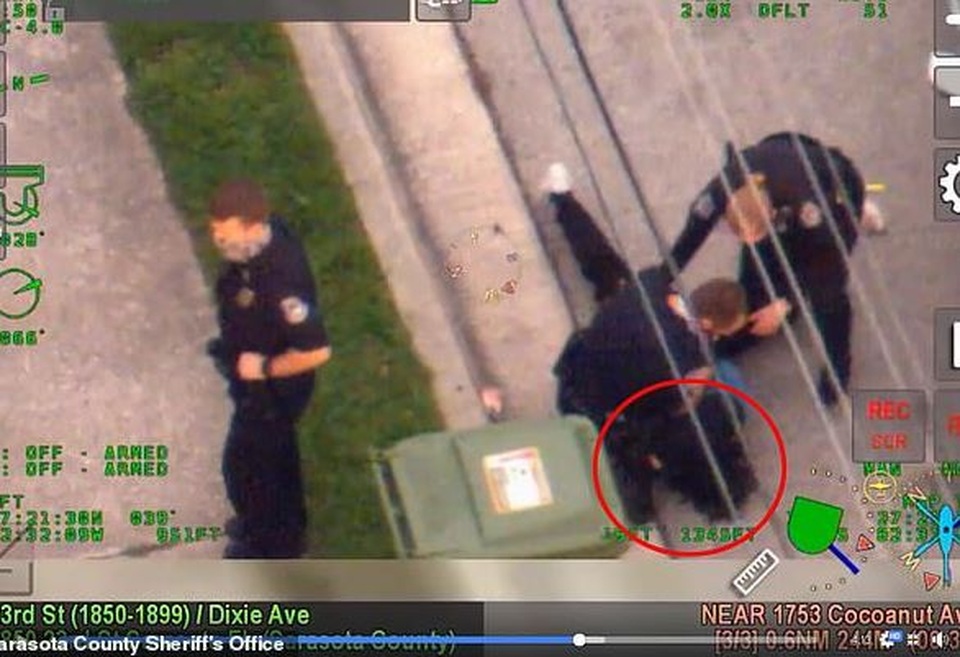 Rò rỉ video cảnh sát Mỹ ghì cổ người da màu - 1