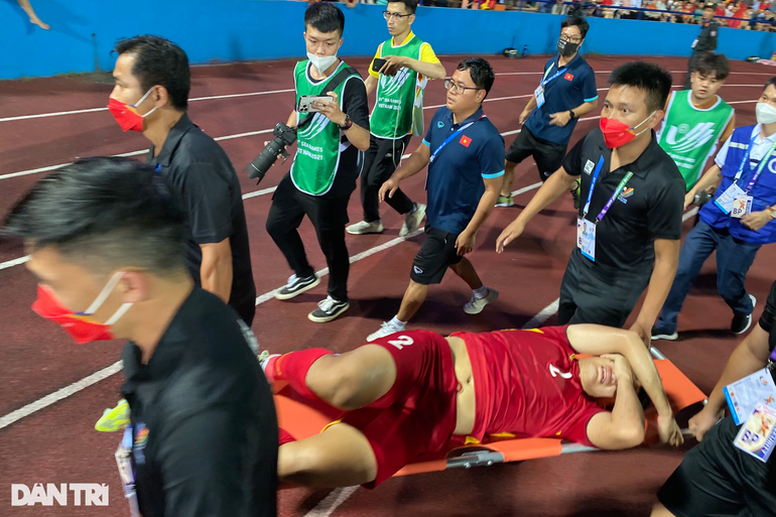 Chấn thương nặng, ngôi sao U23 Việt Nam ra nước ngoài phẫu thuật