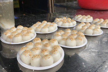 Thức thâu đêm làm bánh trôi cũng không đủ bán ngày Tết hàn thực