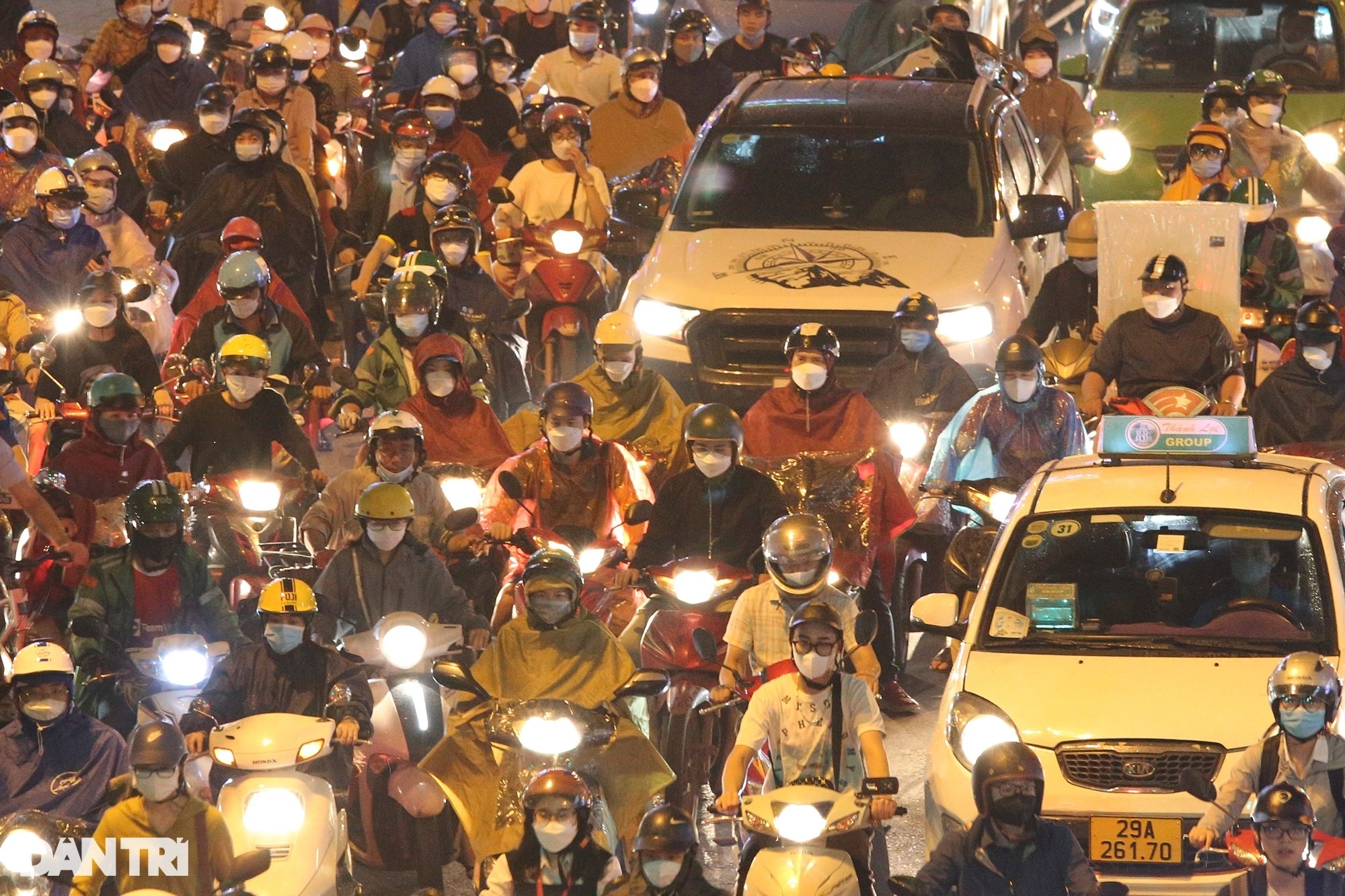Đường phố ùn tắc giờ cao điểm, bình thường cũ ở Hà Nội đã quay trở lại? - 14 Đường phố ùn tắc giờ cao điểm, bình thường cũ ở Hà Nội đã quay trở lại? - 14