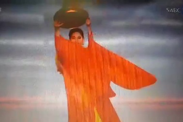 Lương Thuỳ Linh trình diễn vũ điệu mâm vàng tại Hoa hậu thế giới 2019