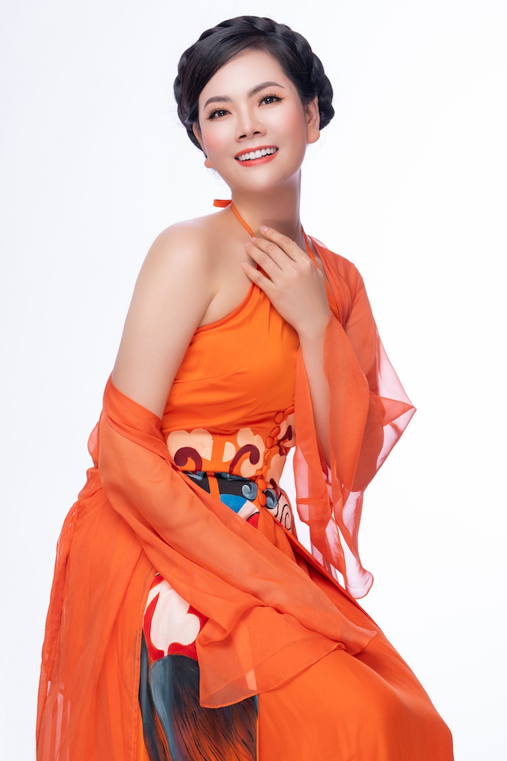 NSƯT Việt Hoàn khen ngợi nhan sắc của Lương Nguyệt Anh - 6 NSƯT Việt Hoàn khen ngợi nhan sắc của Lương Nguyệt Anh - 6