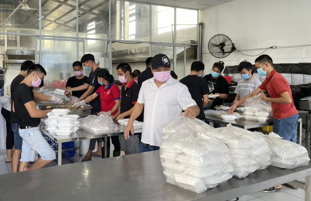 Vị giám đốc xắn tay áo vào bếp nấu cơm 0 đồng giữa mùa dịch - 1 Vị giám đốc xắn tay áo vào bếp nấu cơm 0 đồng giữa mùa dịch - 1