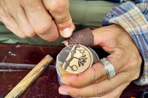 Quyết định "điên rồ" của người đàn ông bỏ việc thu nhập cao đi... khắc dấu