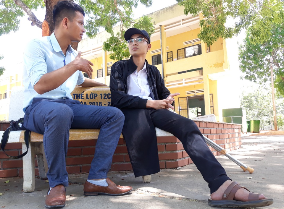 Lê Hiếu Hiển cậu học trò đặc biệt nhất phải tháo 1 chân vì ung thư xương - 1 Lê Hiếu Hiển cậu học trò đặc biệt nhất phải tháo 1 chân vì ung thư xương - 1