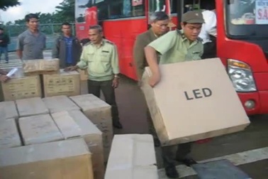 Clip lực lượng chức năng bắt giữ hàng lậu trên xe khách