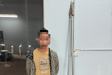 Cảnh sát 141 tóm gọn thanh niên vác phóng lợn đi đánh nhau