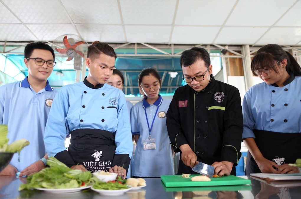 Cử nhân, thạc sĩ cũng đi học nghề - 1 Cử nhân, thạc sĩ cũng đi học nghề - 1
