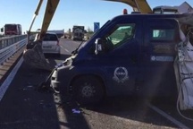 Kẻ cướp dùng máy xúc rạch nát xe bọc thép cướp tiền táo tợn ở Italy