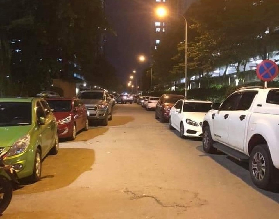 Đỗ xe bát nháo, hàng loạt ô tô bị dán kín giấy: Phẫn nộ hay đáng trách? - 1 Đỗ xe bát nháo, hàng loạt ô tô bị dán kín giấy: Phẫn nộ hay đáng trách? - 1